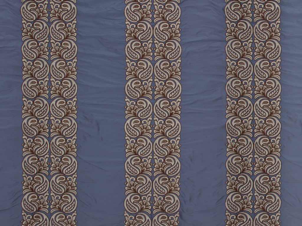 Ein Highlight in dieser Kollektion bietet diese klassisch, ornamental angelegte Stickerei auf feinstem Cotton-Satin. Die besonders anspruchsvolle Kombination der Seiden-Applikation und der grafischen Stickerei verleihen diesem hocheleganten Brokat seine besondere Raffinesse. Ein Highlight in dieser Kollektion bietet diese klassisch, ornamental angelegte Stickerei auf feinstem Cotton-Satin. Die besonders anspruchsvolle Kombination der Seiden-Applikation und der grafischen Stickerei verleihen diesem hocheleganten Brokat seine besondere Raffinesse.