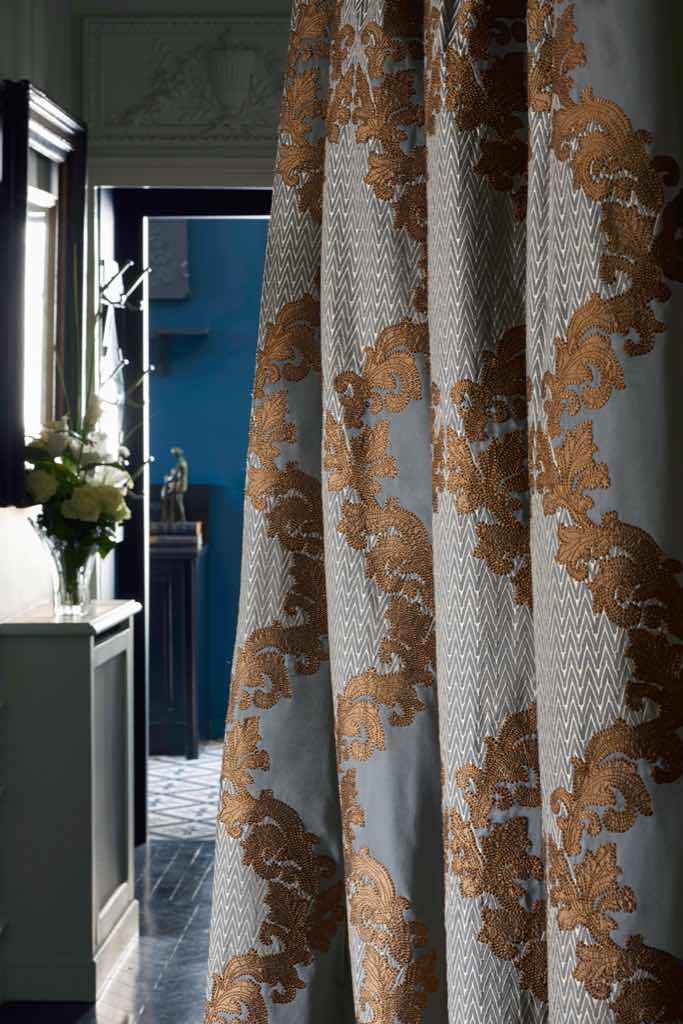 Ein Highlight in dieser Kollektion bietet diese klassisch, ornamental angelegte Stickerei auf feinstem Cotton-Satin. Die besonders anspruchsvolle Kombination der Seiden-Applikation und der grafischen Stickerei verleihen diesem hocheleganten Brokat seine besondere Raffinesse. Ein Highlight in dieser Kollektion bietet diese klassisch, ornamental angelegte Stickerei auf feinstem Cotton-Satin. Die besonders anspruchsvolle Kombination der Seiden-Applikation und der grafischen Stickerei verleihen diesem hocheleganten Brokat seine besondere Raffinesse.