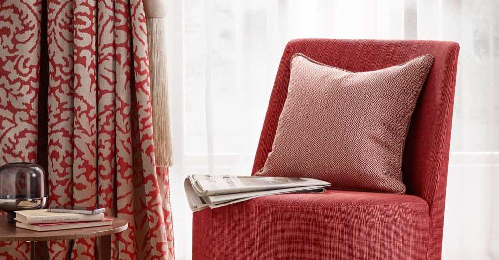 Der dicht gewebte Dekorationsstoff SALON in 100% Trevira CS-Qualität begeistert durch ornamentales Dessin mit großflächiger, klassischer Dessinierung und dezent metallischem Glanz und doppelte Warenbreite. Der dicht gewebte Dekorationsstoff SALON in 100% Trevira CS-Qualität begeistert durch ornamentales Dessin mit großflächiger, klassischer Dessinierung und dezent metallischem Glanz und doppelte Warenbreite.