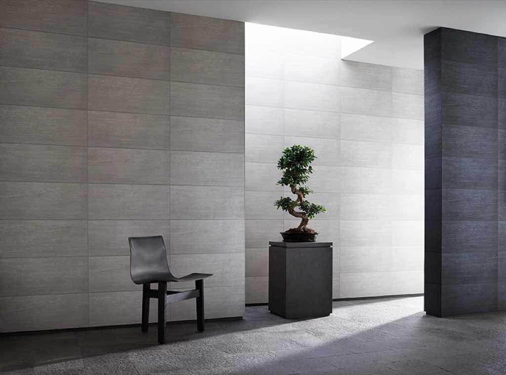 Die Schönheit der Natur spiegelt das Dessin der reliefgeprägten Vinyltapete ROCCIA wider. Die Textur und Optik von Natursteinen wurde hier zum Vorbild. In aufwendiger Entwurfsarbeit wurde die natürliche Steinstruktur grafisch umgesetzt. Durch mehrere Farbtöne entsteht der steinfarbige Look, der auf die Grundware gedruckt wird.
SAHCO Die Schönheit der Natur spiegelt das Dessin der reliefgeprägten Vinyltapete ROCCIA wider. Die Textur und Optik von Natursteinen wurde hier zum Vorbild. In aufwendiger Entwurfsarbeit wurde die natürliche Steinstruktur grafisch umgesetzt. Durch mehrere Farbtöne entsteht der steinfarbige Look, der auf die Grundware gedruckt wird.
SAHCO