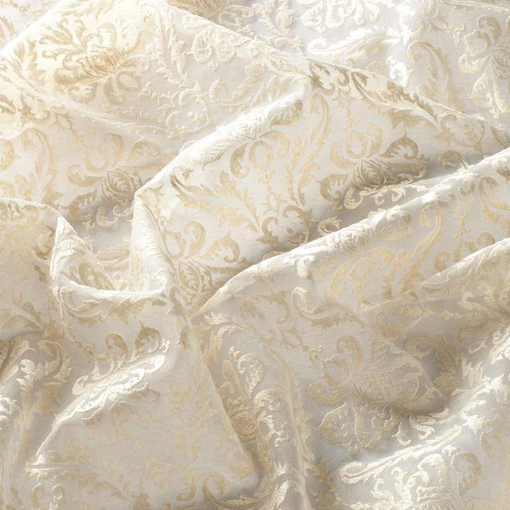 Er ist wie ein Stoff aus 1001 Nacht, der kostbare Voile LAZISE. Die mit einem feinen, ornamentalen Motiv bestickte Gardine, präsentiert ihre ganze Pracht in sechs mondänen Couleurs und verleiht Räumen Noblesse pur. Ein traumhafter Glanz und die aufwändige Stickerei verwandeln dieses Textil in ein reines Schmuckstück.