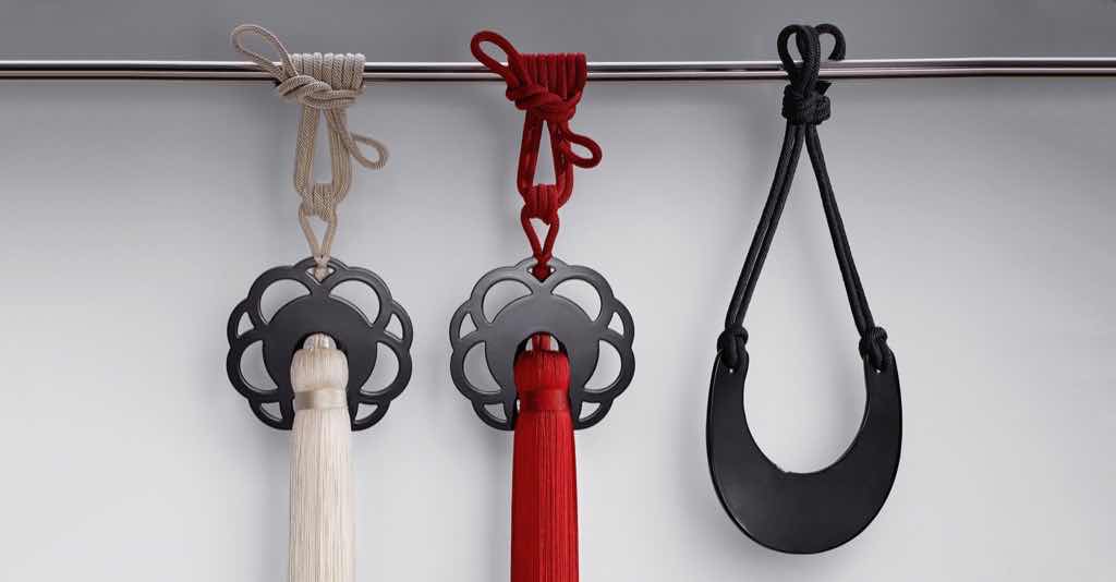 Quasten Raffhalter mit chinesischemLack-Blumenmotiv im Art-Déco-Stil.Farbe: rot/orange/apricot/lachs