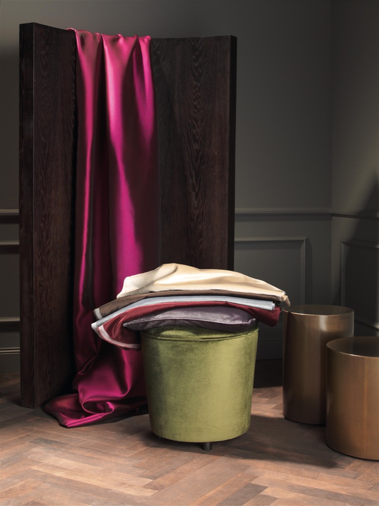 Einzigartig ist dieser Uni-Velours in Trevira CS-Qualität mit seinem an Seide erinnernden Lüster. Die umfangreiche Farbpalette von 38 Kolorits ermöglicht individuelle Kombinationsmöglichkeiten. Dies macht ihn zu einem attraktiven Bezugs- und Dekorationsartikel. Einzigartig ist dieser Uni-Velours in Trevira CS-Qualität mit seinem an Seide erinnernden Lüster. Die umfangreiche Farbpalette von 38 Kolorits ermöglicht individuelle Kombinationsmöglichkeiten. Dies macht ihn zu einem attraktiven Bezugs- und Dekorationsartikel.