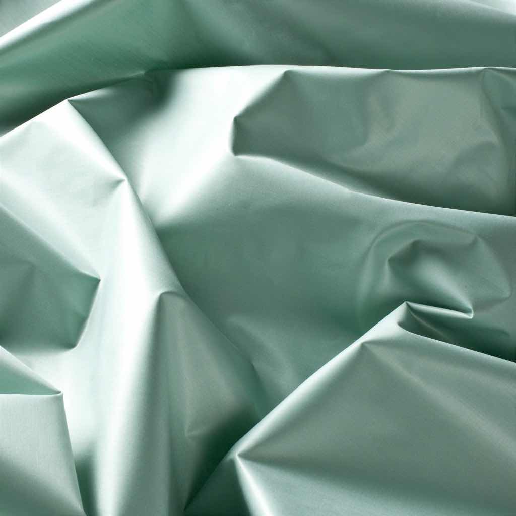 Durch seinen schlichten Stil begeistert dieser elegante Chintz. Der gewebte Dekorationsstoff zeigt sich dabei in sagenhaften 107 Kolorits und lässt somit farblich keine Wünsche offen.
Durch seinen schlichten Stil begeistert dieser elegante Chintz. Der gewebte Dekorationsstoff zeigt sich dabei in sagenhaften 107 Kolorits und lässt somit farblich keine Wünsche offen.