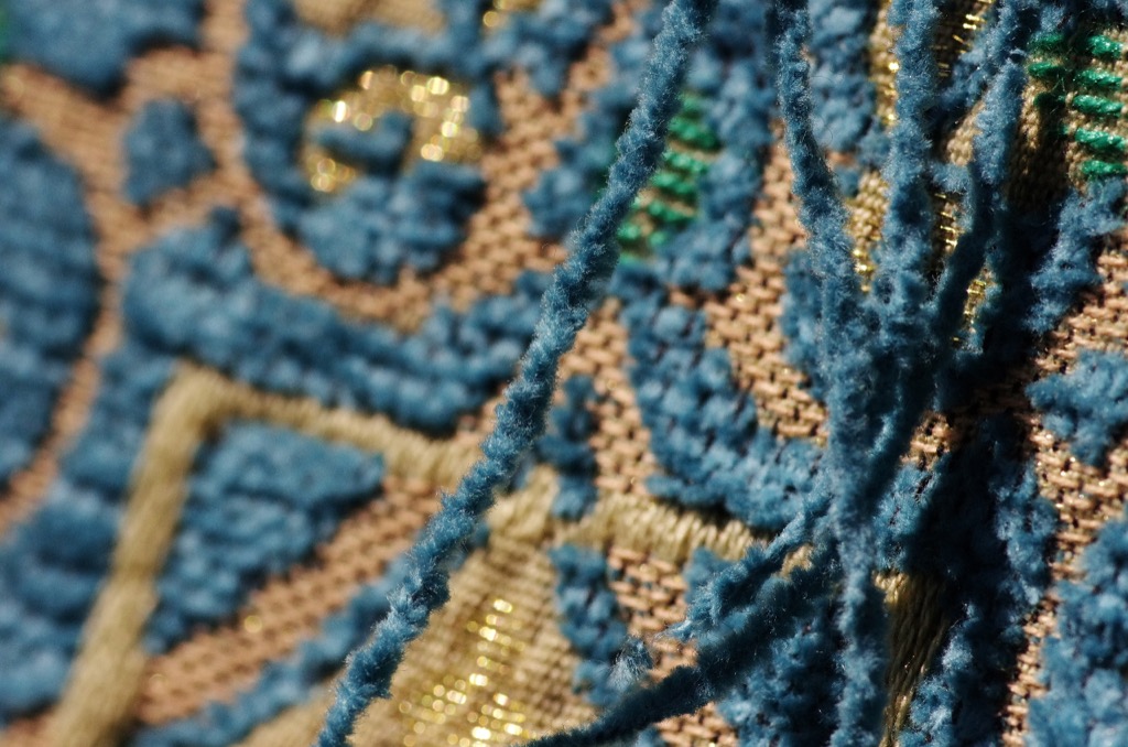 Ausschnitt eines Maschinengobelin, hier zu sehen das Chenille Garn und die Wirkung im Gewebe (Flausch-Charakter)
Ausschnitt eines Maschinengobelin, hier zu sehen das Chenille Garn und die Wirkung im Gewebe (Flausch-Charakter)