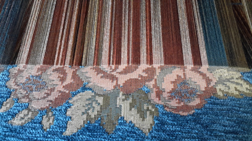 Ausschnitt eines Maschinengobelin, hier zu sehen das Chenille Garn und die Wirkung im Gewebe (Flausch-Charakter) Ausschnitt eines Maschinengobelin, hier zu sehen das Chenille Garn und die Wirkung im Gewebe (Flausch-Charakter)