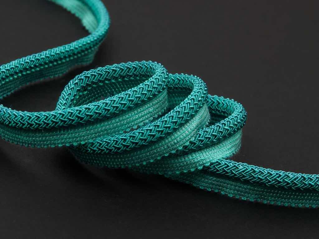 Kissen, Fensterdekorationen, Wandbespannungen oder Möbel, ob Ton in Ton oder als frischer Farbkontrast: Frame unterstreicht die Hochwertigkeit eines jeden konfektionierten Produkts. Die großzügige Farbpalette bietet Kolorits in allen Nuancen von zurückhaltend elegant bis kraftvoll leuchtend.
Kissen, Fensterdekorationen, Wandbespannungen oder Möbel, ob Ton in Ton oder als frischer Farbkontrast: Frame unterstreicht die Hochwertigkeit eines jeden konfektionierten Produkts. Die großzügige Farbpalette bietet Kolorits in allen Nuancen von zurückhaltend elegant bis kraftvoll leuchtend.