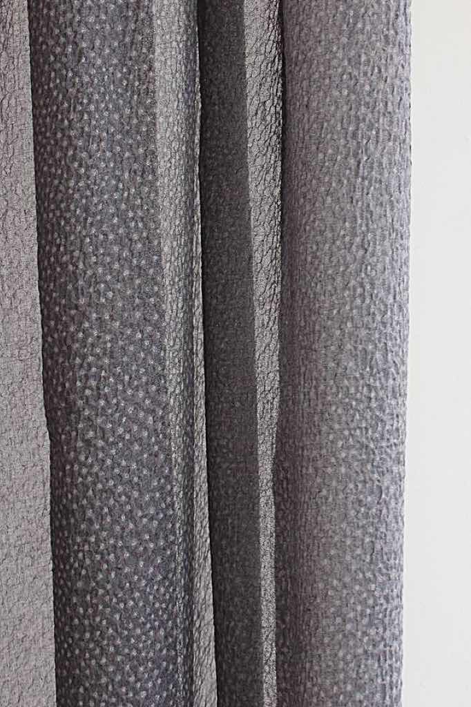 Halbtransparenter Vorhangstoff MILLI mit tausend tanzenden, leicht erhöhten Punkten. Wunderschöne, kreppartige Haptik.