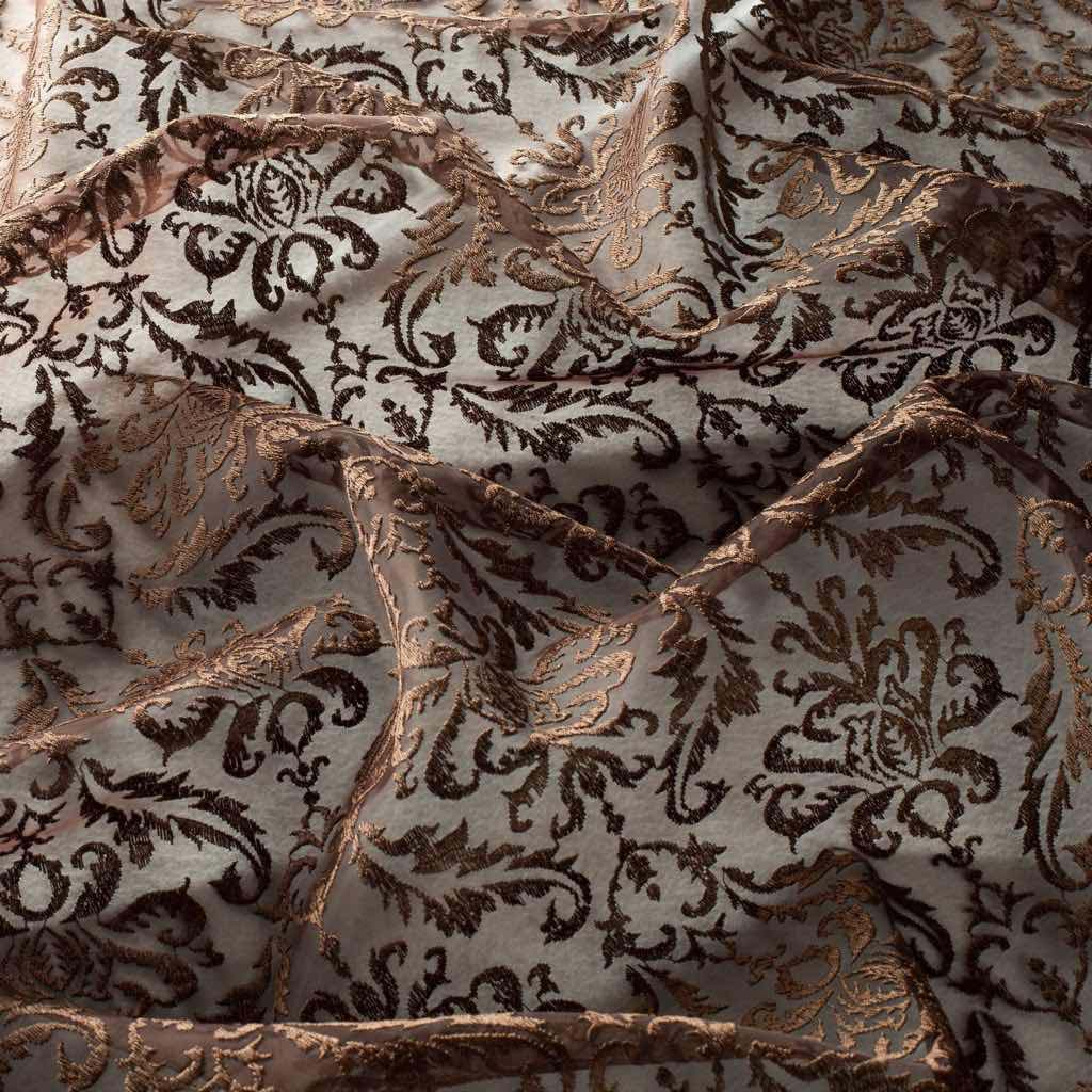 Die mit einem feinen, ornamentalen Motiv bestickte Gardine, präsentiert ihre ganze Pracht in sechs mondänen Couleurs und verleiht Räumen Noblesse pur. Ein traumhafter Glanz und die aufwändige Stickerei verwandeln dieses Textil in ein reines Schmuckstück. Die mit einem feinen, ornamentalen Motiv bestickte Gardine, präsentiert ihre ganze Pracht in sechs mondänen Couleurs und verleiht Räumen Noblesse pur. Ein traumhafter Glanz und die aufwändige Stickerei verwandeln dieses Textil in ein reines Schmuckstück.