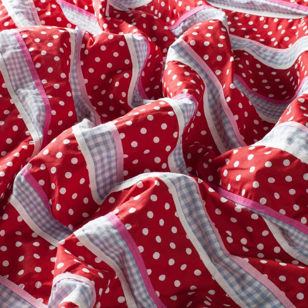 Mit einem modernen Mustermix aus Streifen und Punkten begeistert der Cretonne ESPORLES. Der natürliche Baumwoll-Artikel sorgt mit seinem farbenfrohen Dessin für ein heiteres Ambiente in vier frischen Farbkompositionen. Mit einem modernen Mustermix aus Streifen und Punkten begeistert der Cretonne ESPORLES. Der natürliche Baumwoll-Artikel sorgt mit seinem farbenfrohen Dessin für ein heiteres Ambiente in vier frischen Farbkompositionen.