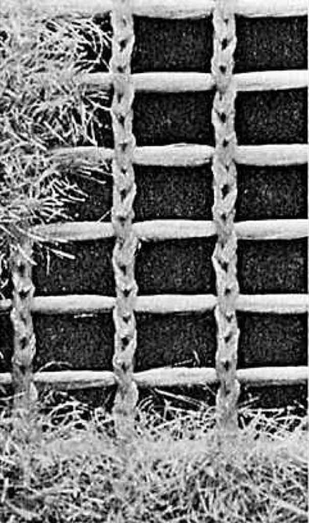 Beispiel einer beflockten Gardine auf Maschentüll (stark vergrößerter Ausschnitt). Beispiel einer beflockten Gardine auf Maschentüll (stark vergrößerter Ausschnitt).