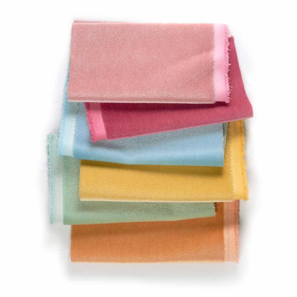 Dieser schimmernde Angora-Mohair ist einzigartig mit seinem weichen Flor und der seidenartigen Textur. Ein ganz besonderer Polsterstoff und „key-piece“ der Kollektion in Haptik und farblicher Ausstrahlung.