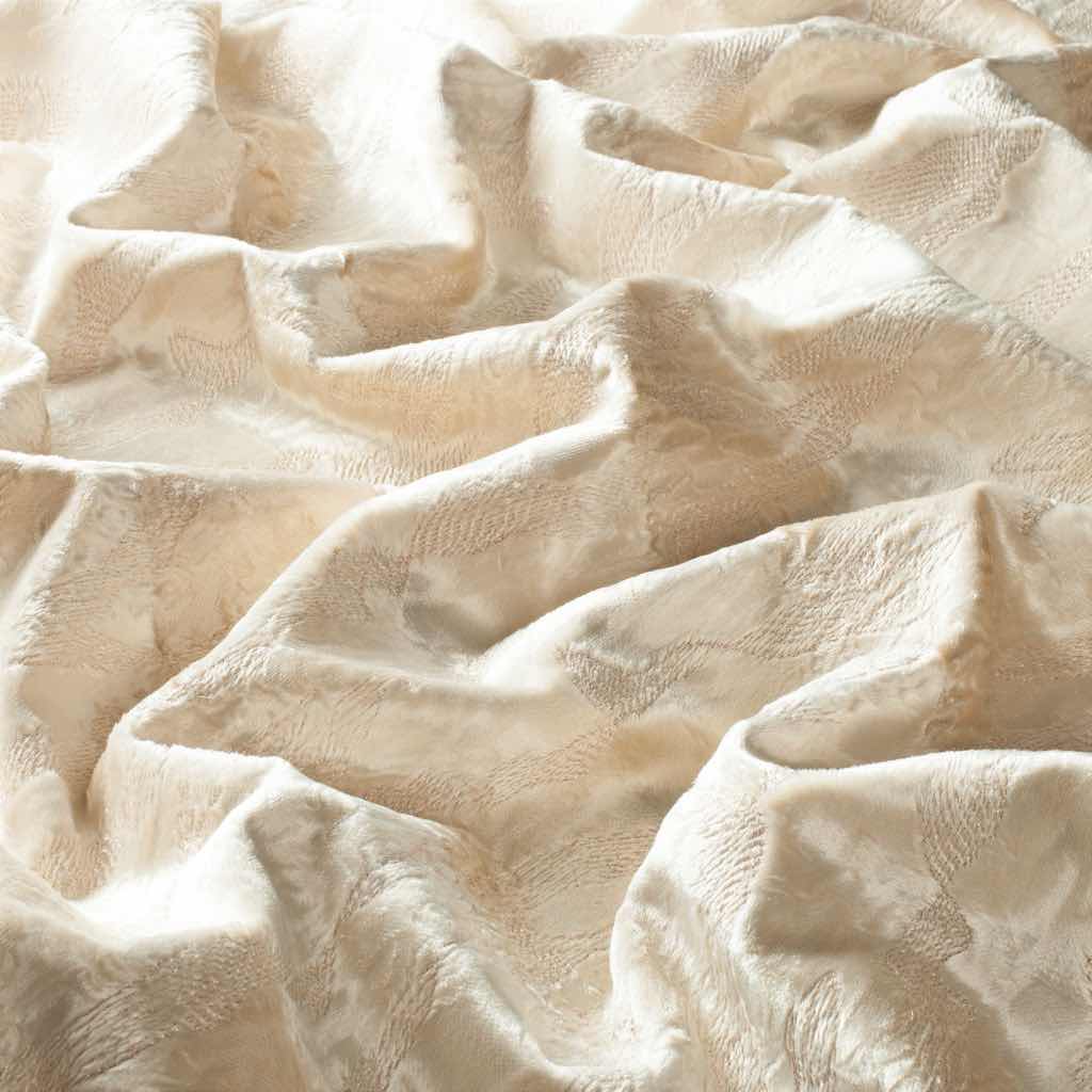 BELLEVUE - Der mit einem fantasievollen, ornamentalen Dessin bestickte Velours beeindruckt durch seine Eleganz und Opulenz. Sein edler Changeant wird durch den Einsatz von schimmernden Metallfäden abgerundet, die für zusätzliche Akzente sorgen. In edlem Rosé steht der schwere Dekostoff für textilen Luxus pur.
BELLEVUE - Der mit einem fantasievollen, ornamentalen Dessin bestickte Velours beeindruckt durch seine Eleganz und Opulenz. Sein edler Changeant wird durch den Einsatz von schimmernden Metallfäden abgerundet, die für zusätzliche Akzente sorgen. In edlem Rosé steht der schwere Dekostoff für textilen Luxus pur.