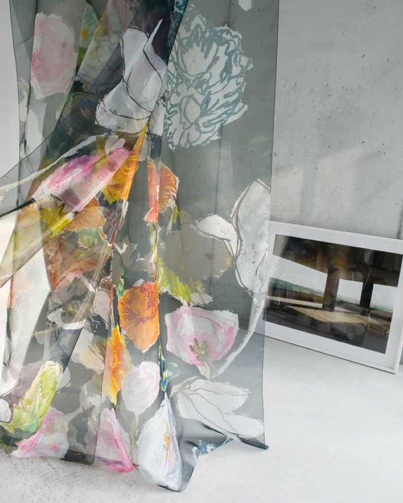 Die handgemalten Blüten dieses bedruckten, hochtransparenten Voiles aus Trevira CS wirken künstlerisch und subtil. Werden zwei oder mehr Lagen übereinander kombiniert, entstehen reizvolle Effekte und eine faszinierende Vielschichtigkeit.
Die handgemalten Blüten dieses bedruckten, hochtransparenten Voiles aus Trevira CS wirken künstlerisch und subtil. Werden zwei oder mehr Lagen übereinander kombiniert, entstehen reizvolle Effekte und eine faszinierende Vielschichtigkeit.