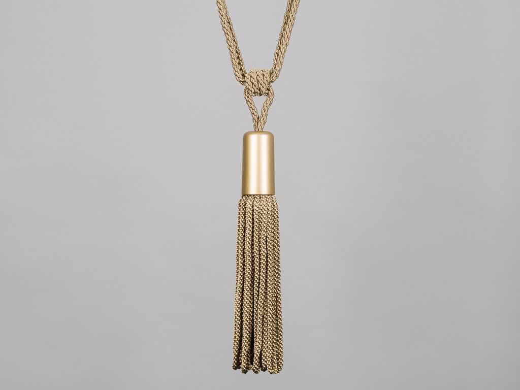 Einen reizvollen Kontrast erzeugt die Kombination von eleganten schimmernden Kordeln und matt lackiertem Holz. Durch den flexiblen Rollknoten kann man die Quaste bequem in die gewünschte Position bringen.
Einen reizvollen Kontrast erzeugt die Kombination von eleganten schimmernden Kordeln und matt lackiertem Holz. Durch den flexiblen Rollknoten kann man die Quaste bequem in die gewünschte Position bringen.