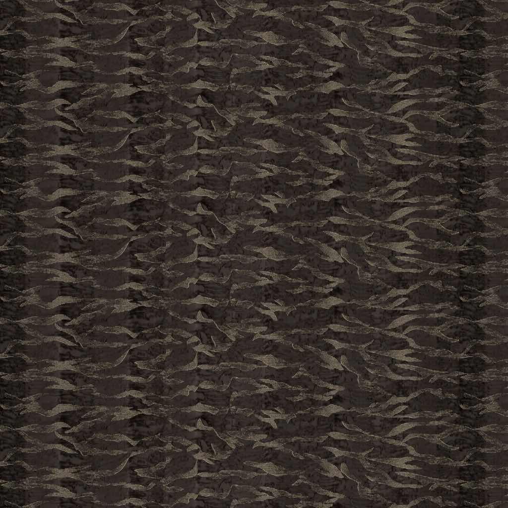 Der mit einem fantasievollen, ornamentalen Dessin bestickte Velours beeindruckt durch seine Eleganz und Opulenz. Sein edler Changeant wird durch den Einsatz von schimmernden Metallfäden abgerundet, die für zusätzliche Akzente sorgen. In maskulinem Schwarz als auch in edlem Rosé steht der schwere Dekostoff für textilen Luxus pur.