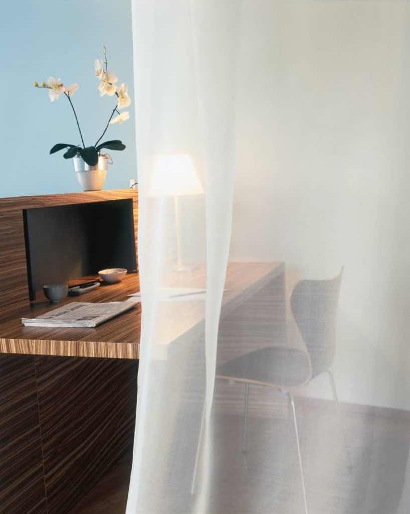 Vorhangstoff; elegante, transparente Seide mit guten Lichtechtheitswerten.