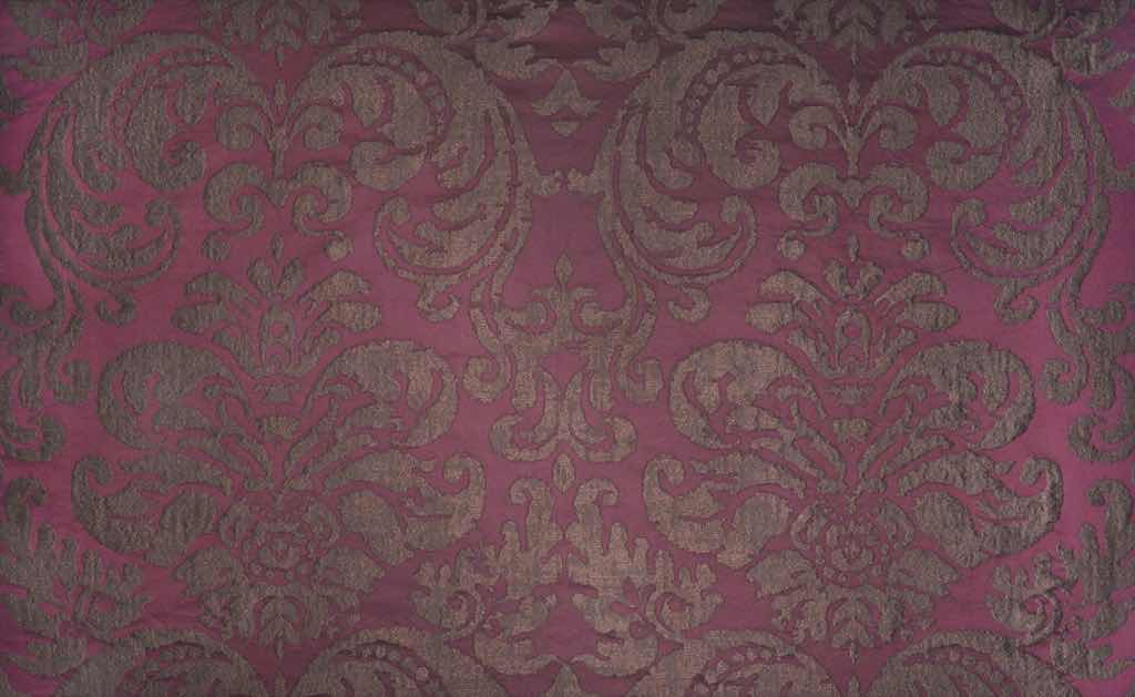 Dekorationsstoff mit großzügigem Damast-Dessin und dreidimensionaler Wirkung. Der üppige Dekorationsstoff PALAZZO begeistert durch den unvergleichlichen Lüster feinster Seidenfädenund das grosszügige, modern umgesetzte Damast-Dessin.