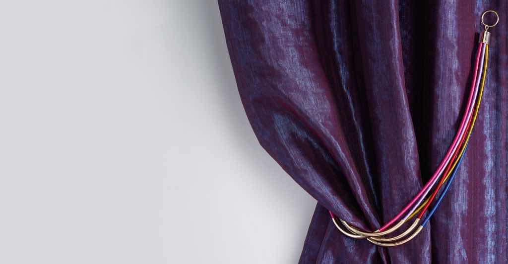 Raffhalter aus fünf Satinkordeln, veredelt mit Metallapplikationen.
Raffhalter aus fünf Satinkordeln, veredelt mit Metallapplikationen.