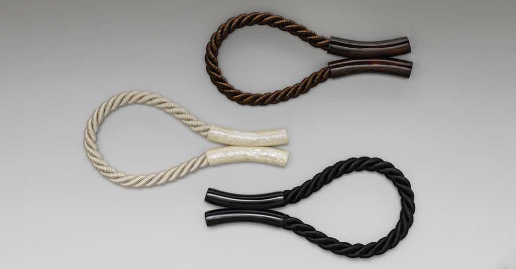 Ein sehr außergewöhnlicher Raffhalter mit Magnetverschluss. Die beiden Endstücke sind in den Kolorits Cremeweiß und Schokolade aus Perlmutt-Intarsien gefertigt; in Schwarz sind die Endstücke hochglänzend lackiert. Die gedrehte Kordel aus Acetatfäden zeigt einen feinen Striée-Effekt.
Ein sehr außergewöhnlicher Raffhalter mit Magnetverschluss. Die beiden Endstücke sind in den Kolorits Cremeweiß und Schokolade aus Perlmutt-Intarsien gefertigt; in Schwarz sind die Endstücke hochglänzend lackiert. Die gedrehte Kordel aus Acetatfäden zeigt einen feinen Striée-Effekt.