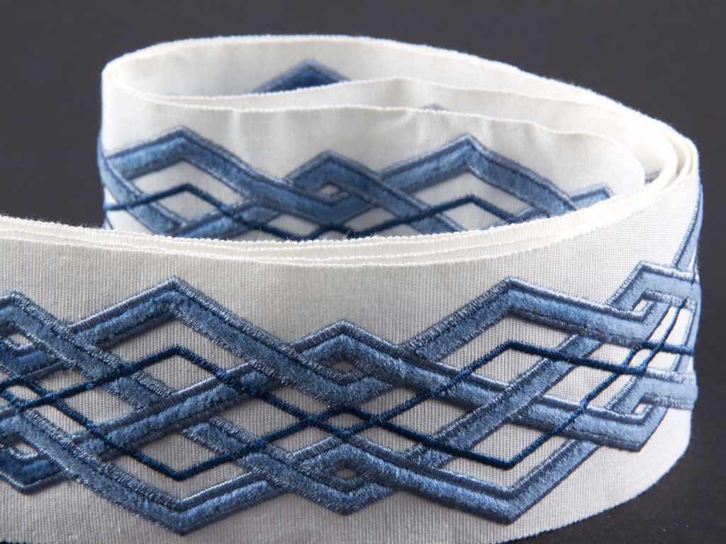 Die Umrandung dieser Borte ist eine Samtapplikation, das innere Motiv eine Satinstickerei. Durch diese Überlagerung wird ein großartiges geometrisches Design auf schlichter cremefarbener Baumwolle geschaffen, das Polstermöbeln und Vorhängen einen kontrastreichen Look verleiht. Die Umrandung dieser Borte ist eine Samtapplikation, das innere Motiv eine Satinstickerei. Durch diese Überlagerung wird ein großartiges geometrisches Design auf schlichter cremefarbener Baumwolle geschaffen, das Polstermöbeln und Vorhängen einen kontrastreichen Look verleiht.