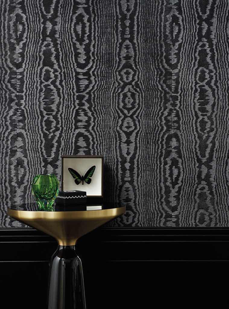 Flocktapete mit spektakulärer Raumwirkung, umgesetzt in innovativer Technik. Die Grundware wird vollflächig mit feinen Flock Fasern versehen. Anschließend wird mit hoher Kompression Luft durch einen gravierten Zylinder gepresst mit dem Ergebniss, dass sich die Flockfasern partiell in unterschiedliche Richtungen legen. Durch die Schattierung entsteht ein attraktives Moiré- Dessin. Flocktapete mit spektakulärer Raumwirkung, umgesetzt in innovativer Technik. Die Grundware wird vollflächig mit feinen Flock Fasern versehen. Anschließend wird mit hoher Kompression Luft durch einen gravierten Zylinder gepresst mit dem Ergebniss, dass sich die Flockfasern partiell in unterschiedliche Richtungen legen. Durch die Schattierung entsteht ein attraktives Moiré- Dessin.