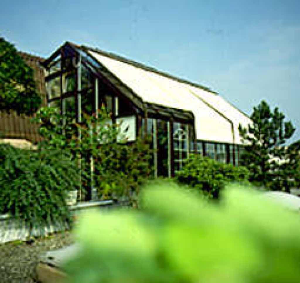 Beispiel einer Außenbeschattung als Gegenzuganlage. Bei dieser Antriebstechnik ist die Anlage auch bei waagerechten Glasfenstern einsetzbar. Die Koppelung mehrerer Felder ermöglicht die Beschattung von großen Glasflächen mit zentraler Bedienung durch Elektroantrieb. Speziell für die Außenbeschattung gibt es teiltransparente Gewebe, die eine optimale Wirkung als Sonnenschutz und gleichzeitig eine hervorragende Durchsicht nach außen bieten. Beispiel einer Außenbeschattung als Gegenzuganlage. Bei dieser Antriebstechnik ist die Anlage auch bei waagerechten Glasfenstern einsetzbar. Die Koppelung mehrerer Felder ermöglicht die Beschattung von großen Glasflächen mit zentraler Bedienung durch Elektroantrieb. Speziell für die Außenbeschattung gibt es teiltransparente Gewebe, die eine optimale Wirkung als Sonnenschutz und gleichzeitig eine hervorragende Durchsicht nach außen bieten.