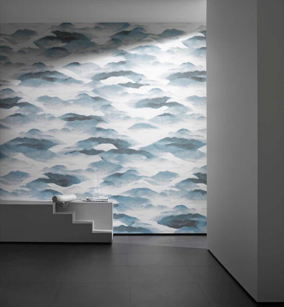 Das japanisch anmutende Dessin der tief hängenden Wolken inmitten einer weitläufigen Berg-Silhouette wird im Digitaldruck auf die Kettfadenkaschierung des Artikels PURO gedruckt. Der feine Moiré des Viskosegarnes kommt auf den unbedruckten Stellen besonders gut zur Geltung. FUJI ist als 210 x 350 cm großes Wandbild erhältlich Das japanisch anmutende Dessin der tief hängenden Wolken inmitten einer weitläufigen Berg-Silhouette wird im Digitaldruck auf die Kettfadenkaschierung des Artikels PURO gedruckt. Der feine Moiré des Viskosegarnes kommt auf den unbedruckten Stellen besonders gut zur Geltung. FUJI ist als 210 x 350 cm großes Wandbild erhältlich