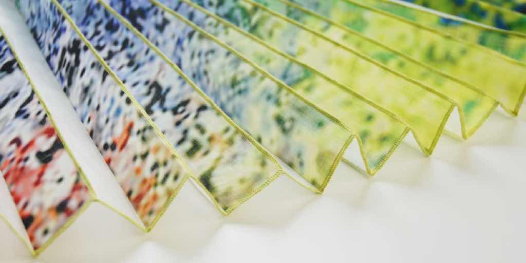 Extravaganter Vorhangstoff mit raffinierter Falttechnik. Feine Längsstreifen sind in aufwendiger Handarbeit zu einem Plissee zusammengenäht. Ein hauchdünner, papierartiger Stoff, der sich wie ein Akkordeon aufziehen lässt. Ein absoluter Hingucker – entweder als frischer Blumenprint oder uni-gestreift.
Extravaganter Vorhangstoff mit raffinierter Falttechnik. Feine Längsstreifen sind in aufwendiger Handarbeit zu einem Plissee zusammengenäht. Ein hauchdünner, papierartiger Stoff, der sich wie ein Akkordeon aufziehen lässt. Ein absoluter Hingucker – entweder als frischer Blumenprint oder uni-gestreift.