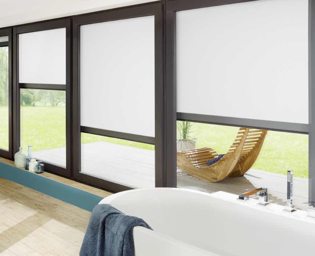 Senkrechter Sicht- und Sonnenschutz ZipMa, mit seitlicher Zip-Führung Senkrechter Sicht- und Sonnenschutz ZipMa, mit seitlicher Zip-Führung