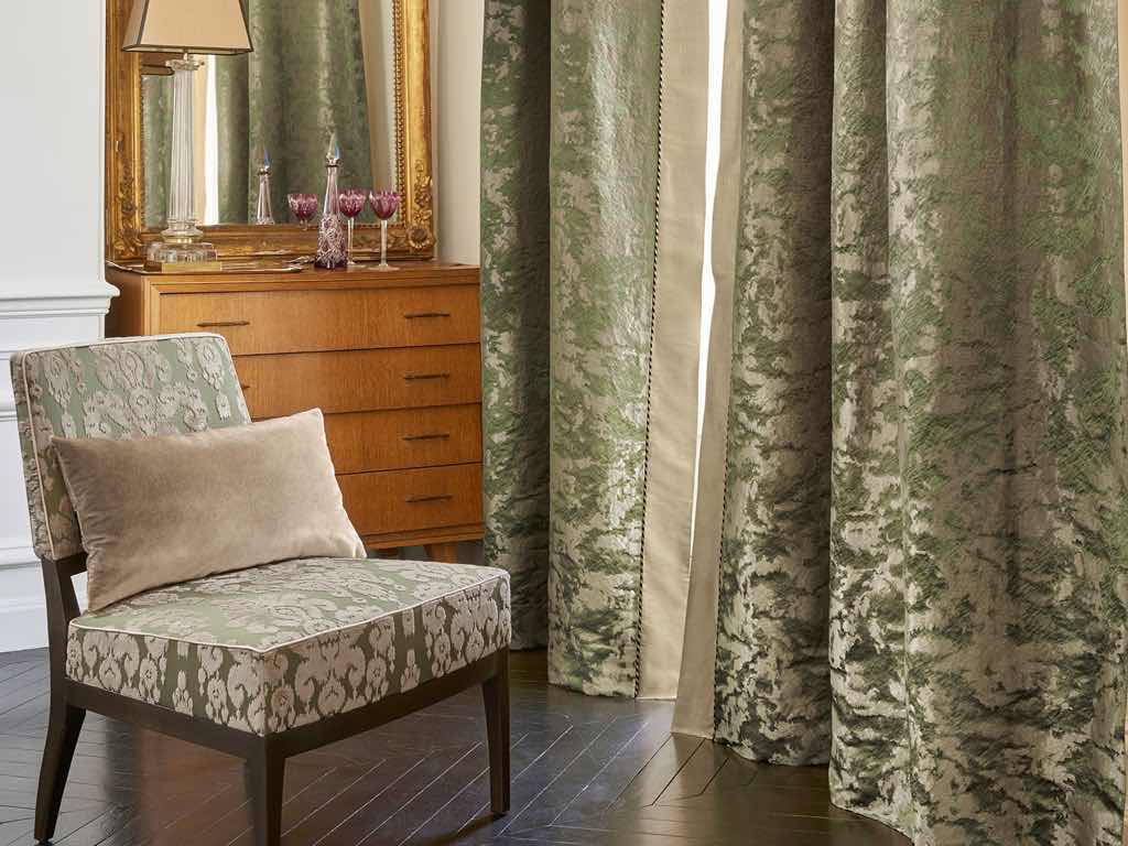 Amarcord besticht durch seine zeitlose Raffinesse. Die feine Satinbindung dieses All-Over Designs und der wechselnde Materialeffekt von Seide und Leinen geben diesem Textil seine besondere Ausdruckskraft. Ein eleganter Dekorationsartikel in subtiler Farbpalette.
Amarcord besticht durch seine zeitlose Raffinesse. Die feine Satinbindung dieses All-Over Designs und der wechselnde Materialeffekt von Seide und Leinen geben diesem Textil seine besondere Ausdruckskraft. Ein eleganter Dekorationsartikel in subtiler Farbpalette.