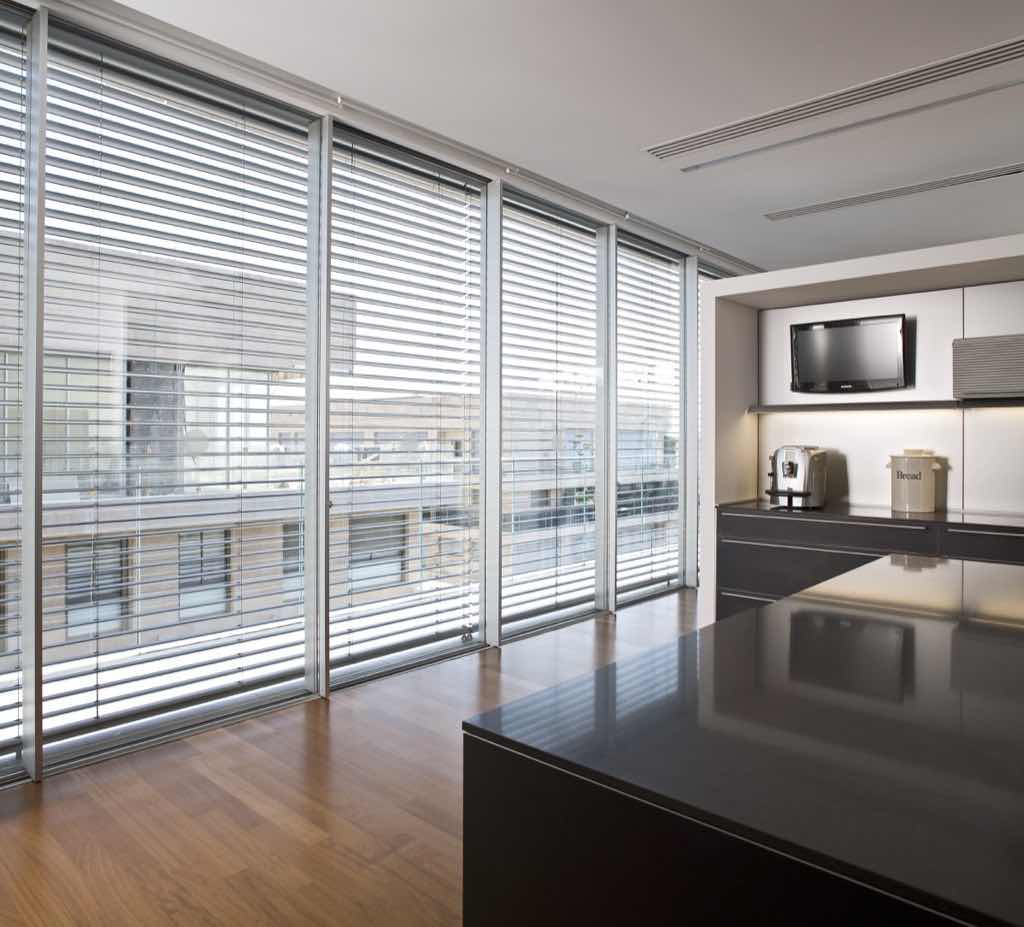 Jalousie, EL 60S mit gebördelten Lamellen
Jalousie, EL 60S mit gebördelten Lamellen