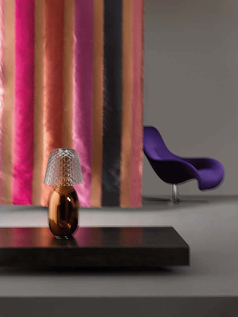 Dekorationsstoff mit einem Dessin aus kräftigen vertikalen Blockstreifen in sechs verschiedenen Farbtönen, die durch einen Ikat-Effekt an den Konturen verfeinert werden. Dekorationsstoff mit einem Dessin aus kräftigen vertikalen Blockstreifen in sechs verschiedenen Farbtönen, die durch einen Ikat-Effekt an den Konturen verfeinert werden.