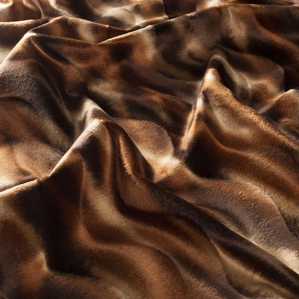 Ein eleganter Samt-Deko präsentiert sich mit dezent ineinander laufenden Couleurs. Sein edler Changeant und seine typische Samtstruktur rufen nach extravaganten Wohnwelten mit Charakter. Eignet sich auch als Bezugsstoff. Ein eleganter Samt-Deko präsentiert sich mit dezent ineinander laufenden Couleurs. Sein edler Changeant und seine typische Samtstruktur rufen nach extravaganten Wohnwelten mit Charakter. Eignet sich auch als Bezugsstoff.