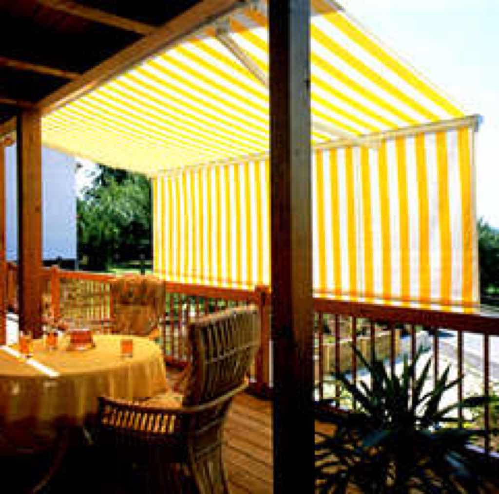 Beispiel einer Gelenkarmmarkise mit Volant als Sichtschutz. Beispiel einer Gelenkarmmarkise mit Volant als Sichtschutz.