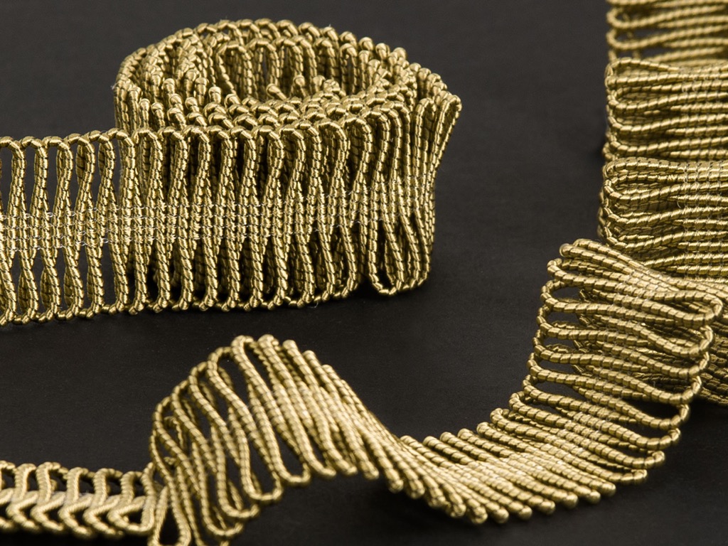 Mit diesem aufwändig hergestellten Schlaufenbesatz lassen sich Uni-Stoffe besonders schön veredeln. SWINGING verleiht glatten Oberflächen eine neue Dimension. Diesen Artikel erhalten Sie in 5 Kolorits. Mit diesem aufwändig hergestellten Schlaufenbesatz lassen sich Uni-Stoffe besonders schön veredeln. SWINGING verleiht glatten Oberflächen eine neue Dimension. Diesen Artikel erhalten Sie in 5 Kolorits.