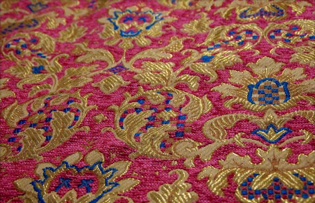 Ausschnitt eines Brokat-Gewebes mit metallisiertem Garn und Chenille
Ausschnitt eines Brokat-Gewebes mit metallisiertem Garn und Chenille