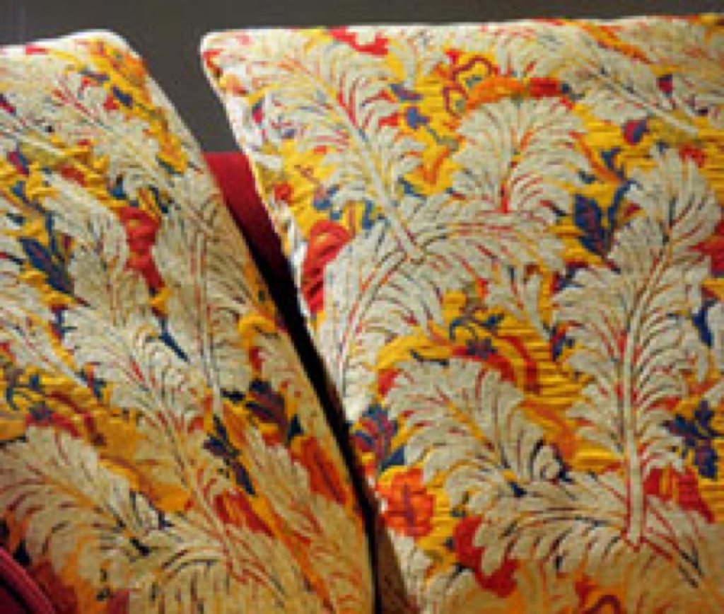 Der Gobelin ist ein klassisches Jacquardgewebe; er entspricht im Aussehen den früheren Wandbildteppichen. Die Musterungen gehen von heraldischen Motiven über florale Motive und Blumenbuketts bis zu Landschaftsbildern, Jagd- und Ritterszenen. Material meist Baumwolle, Viscose etc. Der Gobelin ist ein klassisches Jacquardgewebe; er entspricht im Aussehen den früheren Wandbildteppichen. Die Musterungen gehen von heraldischen Motiven über florale Motive und Blumenbuketts bis zu Landschaftsbildern, Jagd- und Ritterszenen. Material meist Baumwolle, Viscose etc.