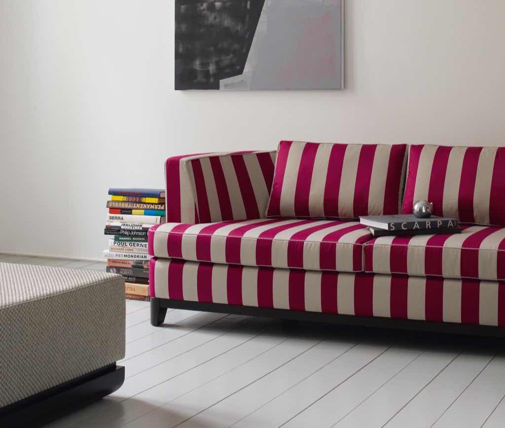 Ob als Bezug- oder Dekorationsstoff unterstreicht das pflegeleichte Trevira CS Gewebe die Noblesse eleganter Einrichtungswelten, sowie die Klarheit moderner Interieurs gleichermaßen. Ob als Bezug- oder Dekorationsstoff unterstreicht das pflegeleichte Trevira CS Gewebe die Noblesse eleganter Einrichtungswelten, sowie die Klarheit moderner Interieurs gleichermaßen.