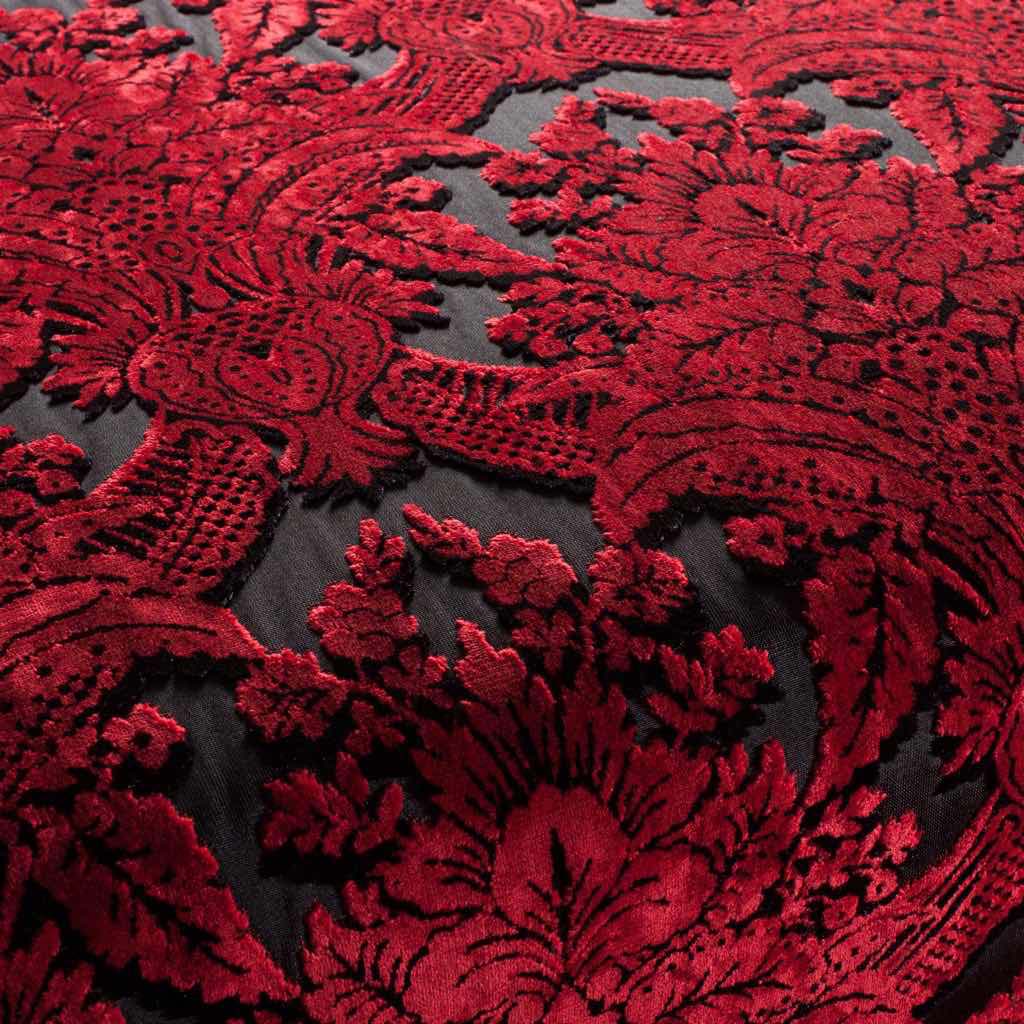 Ein optisches Highlight ist dieser opulente Grandezza Bezugsstoff. Der edle Velours zieht mit seinem ornamentalen Dessin und einer besonders ausgeprägten Hoch-Tief-Optik alle Blicke auf sich. Sein imposantes Dessin begeistert in acht brillanten Couleurs, die dem wertvollen Velours zusätzliche Eleganz verleihen. Ein optisches Highlight ist dieser opulente Grandezza Bezugsstoff. Der edle Velours zieht mit seinem ornamentalen Dessin und einer besonders ausgeprägten Hoch-Tief-Optik alle Blicke auf sich. Sein imposantes Dessin begeistert in acht brillanten Couleurs, die dem wertvollen Velours zusätzliche Eleganz verleihen.