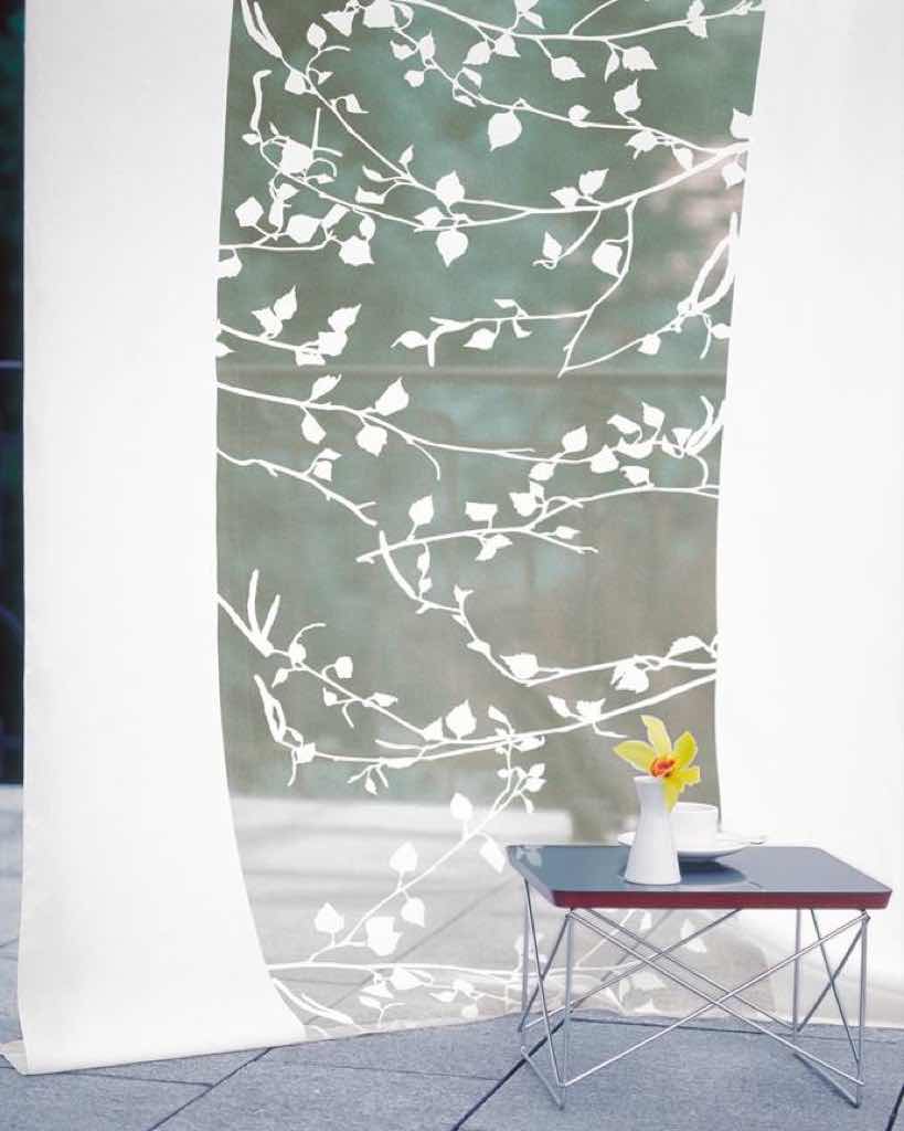 Vorhangstoff MALENA, der durch die schlichte Natürlichkeit seines Dessins überzeugt.
Vorhangstoff MALENA, der durch die schlichte Natürlichkeit seines Dessins überzeugt.