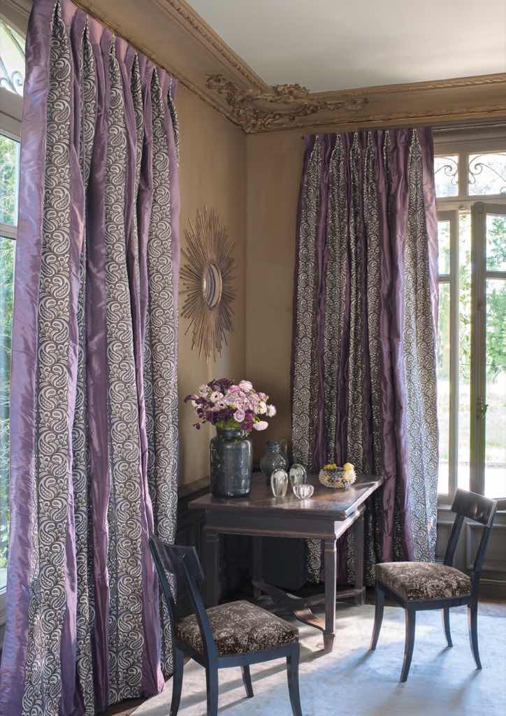 MEDA - Hoch dekorativer Streifen auf reiner Doupion Seide. Die erhabene, ornamentale Stickerei, verleiht diesem Dekorationsartikel seine Dreidimensionalität und gibt ihm dadurch seine besondere Ausdruckskraft.
MEDA - Hoch dekorativer Streifen auf reiner Doupion Seide. Die erhabene, ornamentale Stickerei, verleiht diesem Dekorationsartikel seine Dreidimensionalität und gibt ihm dadurch seine besondere Ausdruckskraft.