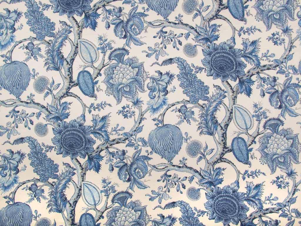 In Anlehnung an einen Druck aus dem 19. Jahrhundert besticht Merabu mit traditionellen floralen Ranken und typischen fantasievollen Motiven eines antiken indischen Blockdrucks. Das Design ist auf einen Grundstoff aus Leinen gedruckt und in fünf traditionellen Farbvarianten erhältlich.