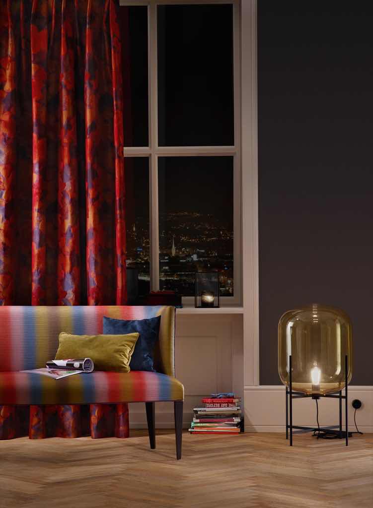 Dekorationsstoff mit malerischem, aquarellartigem Blütendessin. Dekorationsstoff mit malerischem, aquarellartigem Blütendessin.