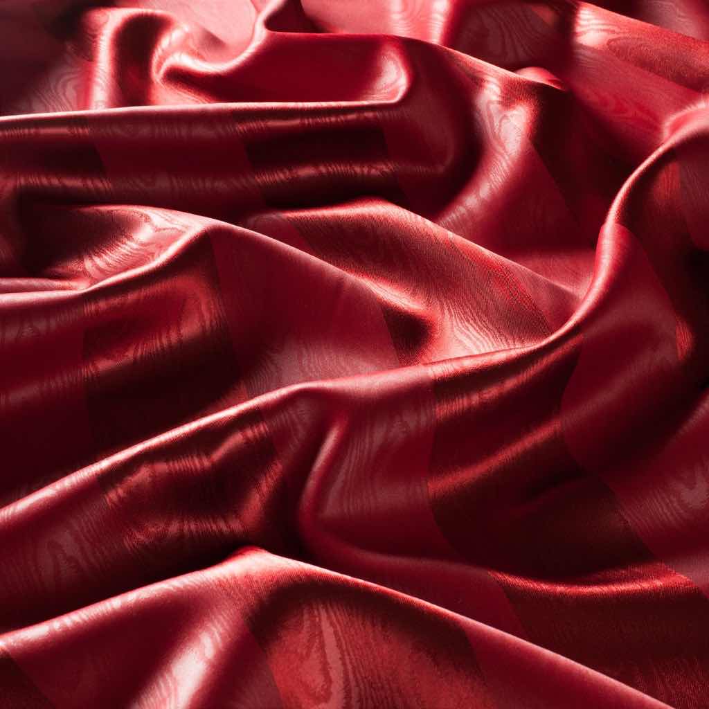 Sein auffälliger Glanzeffekt macht diesen Dekorationsstoff zu einem exquisiten Textil für elegante Interieurs: LAGUNA. Der schimmernde Moire begeistert mit seinem eleganten Streifendessin in 21 brillanten Kolorits und steht für einen modischen Look.