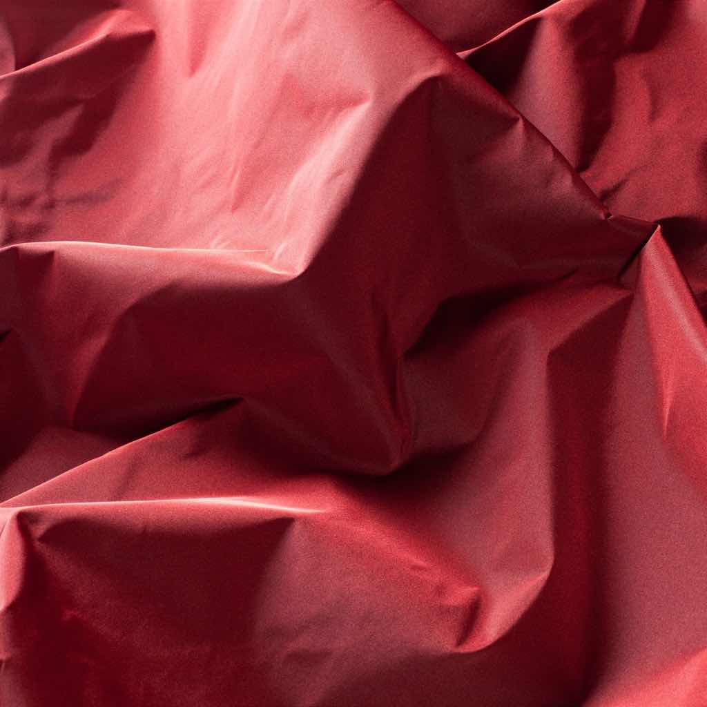 Dieser elegante Dekorationsstoff findet nahezu in allen Wohnwelten einen exponierten Platz: CELINO. Der Uni-Taft fasziniert mit einem edlen Glanz und 24 aparten Kolorits. Für schicke, zeitlose Dekorationen ist dieser Taft wie gemacht. 