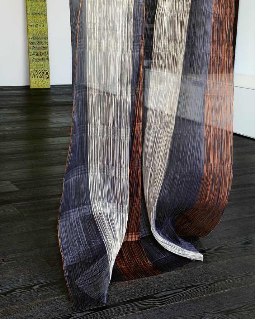 Raffiniertes, fein gestreiftes Gewebe mit einem farblich kontrastierenden, breiten Blockstreifen in Trevira CS. Die Längs-Plissierung und Quer-Prägung erzeugen ein Dessin, das dreidimensional wirkt.