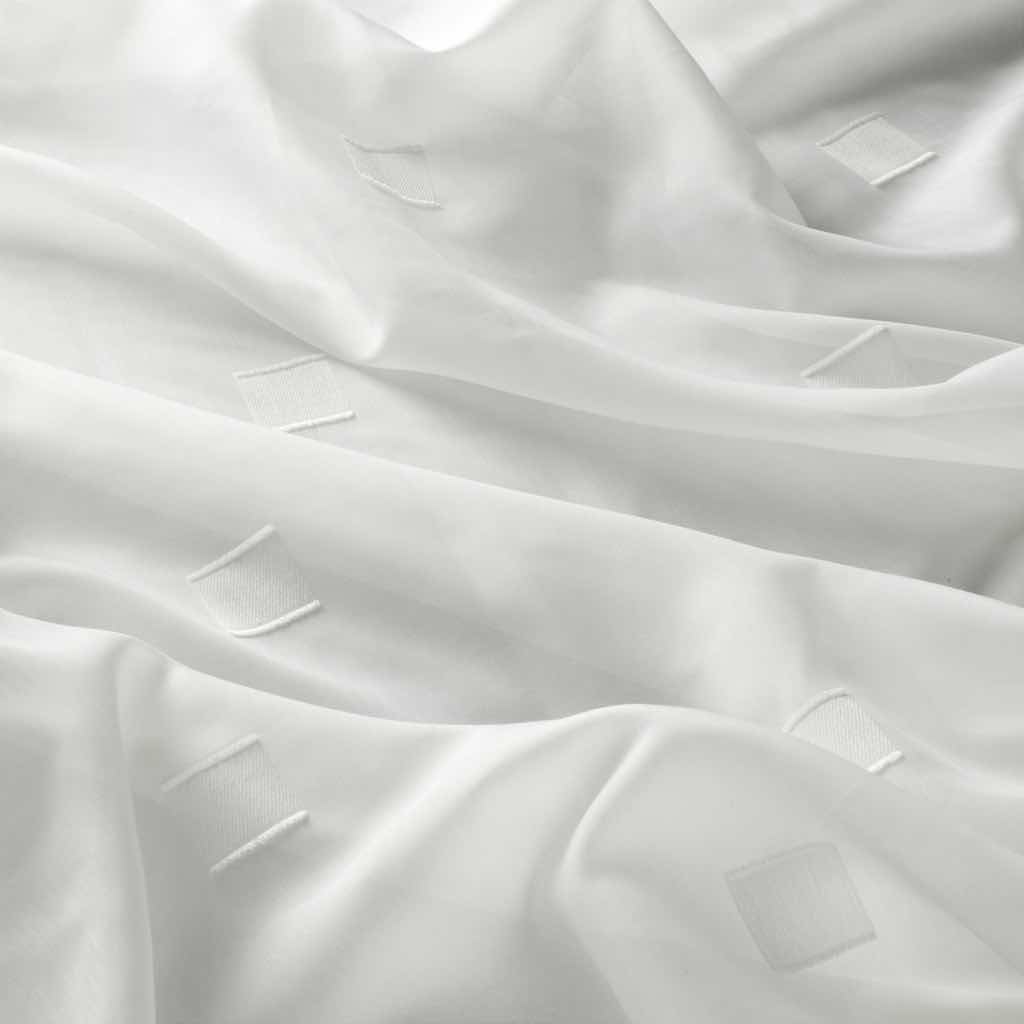 AUDREY Dieser zarte Scherli setzt auf kleine Quadrate als grafisches Motiv. Die feine Gardine präsentiert sich dabei in zwei Weiß-Nuancen und schafft somit einen frischen Look.
AUDREY Dieser zarte Scherli setzt auf kleine Quadrate als grafisches Motiv. Die feine Gardine präsentiert sich dabei in zwei Weiß-Nuancen und schafft somit einen frischen Look.