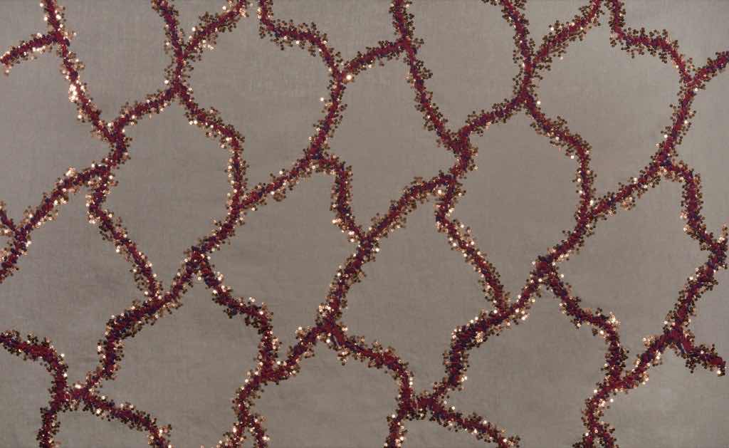 Der Dekorationsstoff BORDINO besticht durch sein großzügig angelegtes und verspieltes Rauten-Dessin. Organisch verlaufende Linien aus dezent schimmernden Pailletten sind auf einem trockenen, stückgefärbten Leinenfond aufgestickt. Der Dekorationsstoff BORDINO besticht durch sein großzügig angelegtes und verspieltes Rauten-Dessin. Organisch verlaufende Linien aus dezent schimmernden Pailletten sind auf einem trockenen, stückgefärbten Leinenfond aufgestickt.