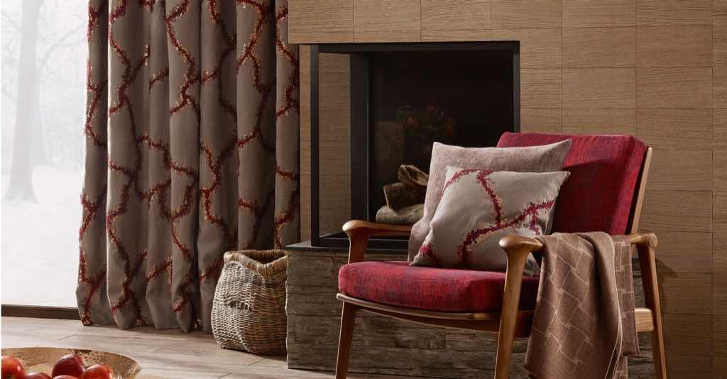 Der Dekorationsstoff BORDINO besticht durch sein großzügig angelegtes und verspieltes Rauten-Dessin. Organisch verlaufende Linien aus dezent schimmernden Pailletten sind auf einem trockenen, stückgefärbten Leinenfond aufgestickt. Der Dekorationsstoff BORDINO besticht durch sein großzügig angelegtes und verspieltes Rauten-Dessin. Organisch verlaufende Linien aus dezent schimmernden Pailletten sind auf einem trockenen, stückgefärbten Leinenfond aufgestickt.